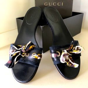 Gucci flat sandals with classic Gucci scarf bow